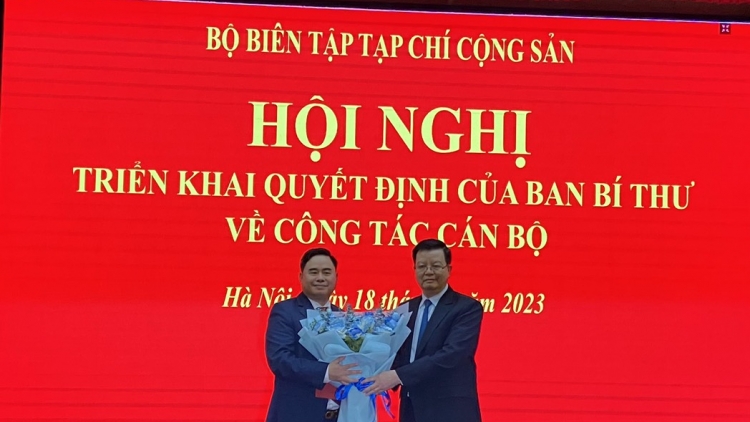 Ồng Phạm Minh Tuấn at gơnoar broă Phó Tổng Biên tập, drơng Sră ƀăo Kộng sản