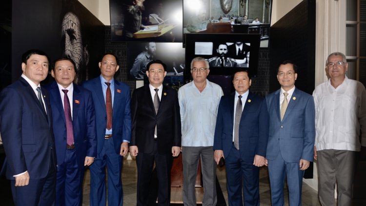 Kruanh Quốc hội Vương Đình Huệ khâl Ntŭk ƀư nau kan Fidel Castro Ruz