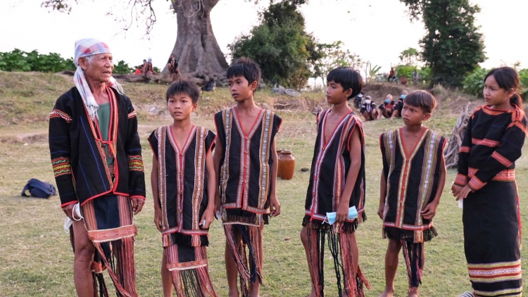 Tơgŭ bĕ gumoi (Dậy đi thanh niên ơi)