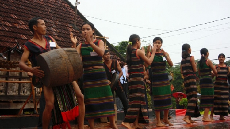 Ơ amai kăn ƀô̆ (Hỡi chị cán bộ Cách mạng)