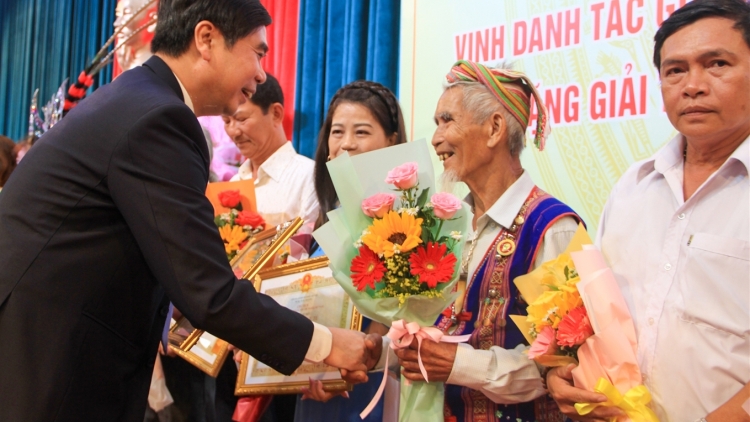 Bình Định: Chăp hơnh nghệ nhân, văn nghệ sĩ vêy bâc râu chroi đoọng coh bh’rợ C’kir Văn hóa phi vật thể