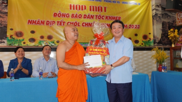 Bộ trưởng Hầu A Lềnh lưm, hơnh déh Tết Chôl Chnăm Thmây đhị TP.HCM