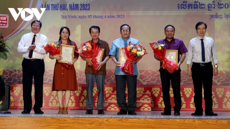 ពត៌មាន ម៉ោង​ ៦