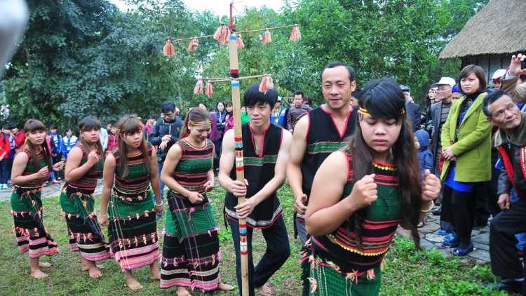 Rnê ƀon lan (Ca ngợi bon làng)