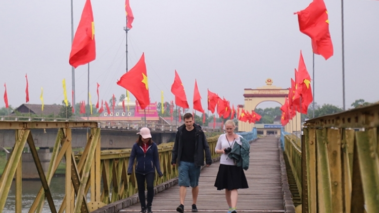 Quảng Trị ai hên tơdroăng pêi pro túa lĕm tro ôm hyô drêng troh leh lơ 30/4 ƀă lơ 1/5