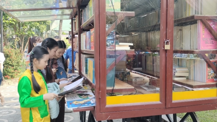 Hội An bhrợ bâc bh’rợ đha lum T’ngay Sách lâng Văn hóa đọc Việt Nam