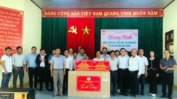 Chr’hoong Duy Xuyên zooi choh bhrợ 2 đhr’nong đong “Đại đoàn kết” đoọng ha chr’val Chơ Chun, chr’hoong Nam Giang