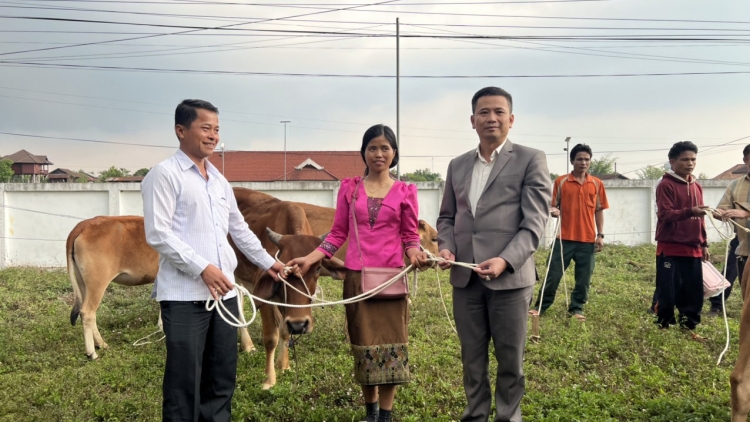 Chr’hoong Nam Giang (Quảng Nam) đoọng 20 p’nong m’ma k’roóc ha zâp pr’loọng đha rứt chr’hoong Đắc Chưng (Lào)