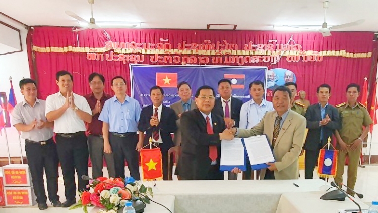 Chr’hoong Tây Giang (Quảng Nam) ký bha ar đoọng hay đơc ặt bhrợ đh’rưah lâng chr’hoong Đắc Chưng, tỉnh Sê Kông (Lào)