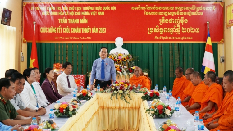 Phó Chủ tịch Thường trực Quốc hội Trần Thanh Mẫn lướt lum lêy, đoọng pr’hêl đhalum bêl Tết ty đanh Chôl Chnăm Thmây