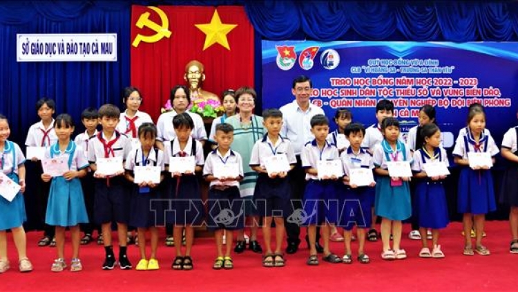 Cher học bổng Vừ A Dính ha học sinh zr’lụ ca noong biển-đảo