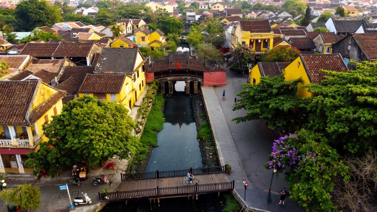 T’cooh xa nay thành phố Hội An năc đương xơợng pazêng p’rá xa nay bêl bhrợ bh’rợ pa câl vé lướt la lêy coh phố ty