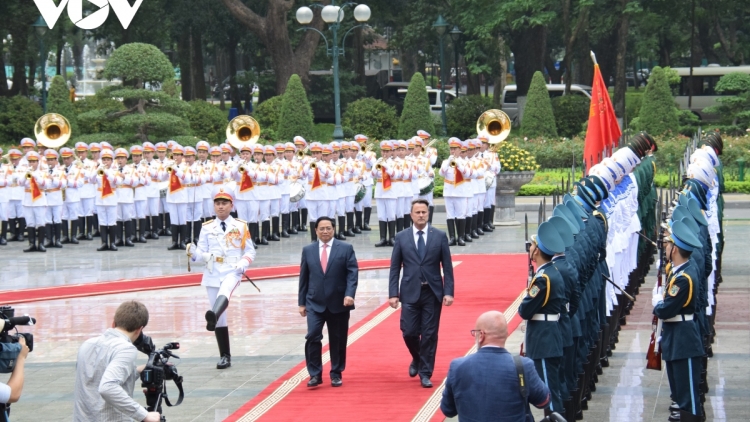 Khua dêh čar Luxembourg pơphun rai čuă dêh čar Việt Nam 