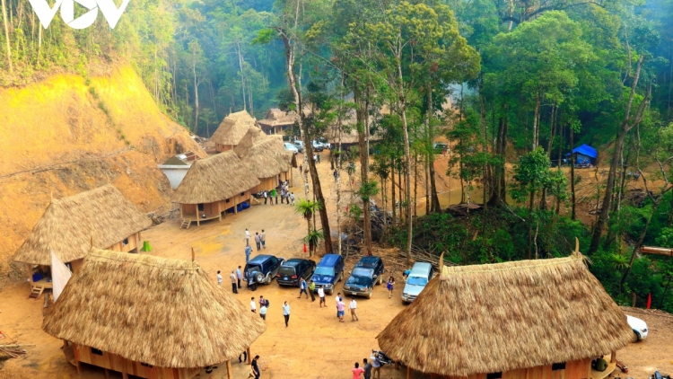 Nhăn boóp p’rá ooy bh’rợ pa đơp đoọng Huân chương Lao động hạng Nhất ha đhanuôr lâng cán bộ chr’hoong Tây Giang