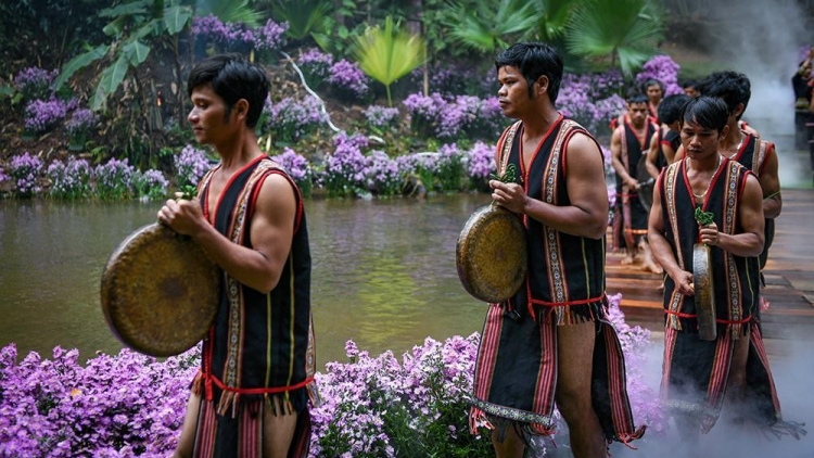 Cô gái Bahnar xuống phố