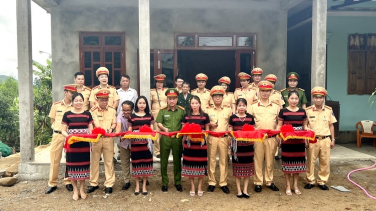 Công an pa đớp đoọng đong ặt liêm loom đoọng ha pr’loọng lưm tr’mung k’đhap k’ra