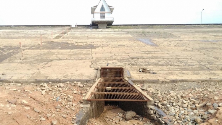 Duh nar jŏ khuch tât nau kan tuch tăm