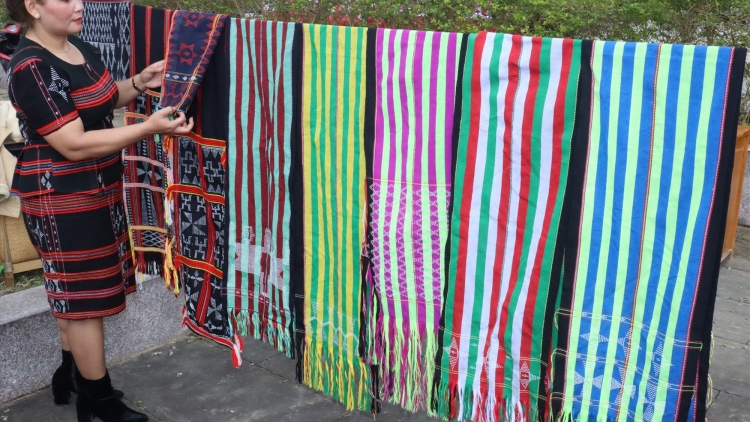 Hội Liên pân đil chr’hoong Tây Giang: P’căh bh’rợ taanh n’đooh a dooh đhị chr’val A Xan