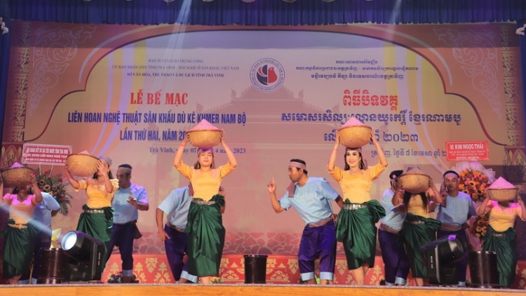 និស្សិតសាកលវិទ្យាល័យត្រាវិញរូមចំណែកថែរក្សាល្ខោនបាសាក់