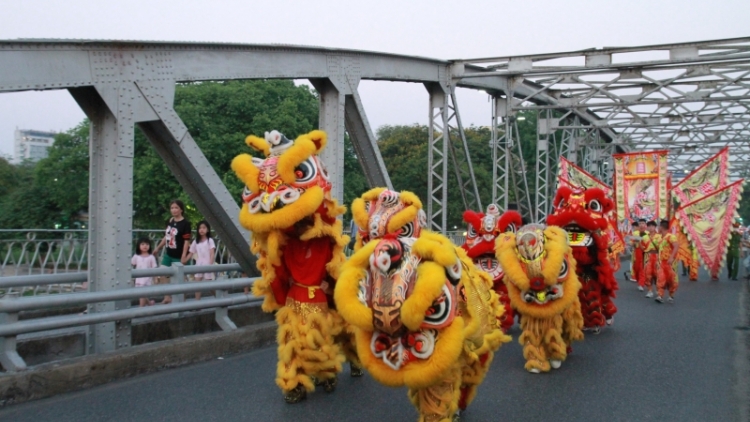 Dâng 300 chu đhanuôr, t’mooi ting pâh Festival bh’rợ ty đanh Huế 2023