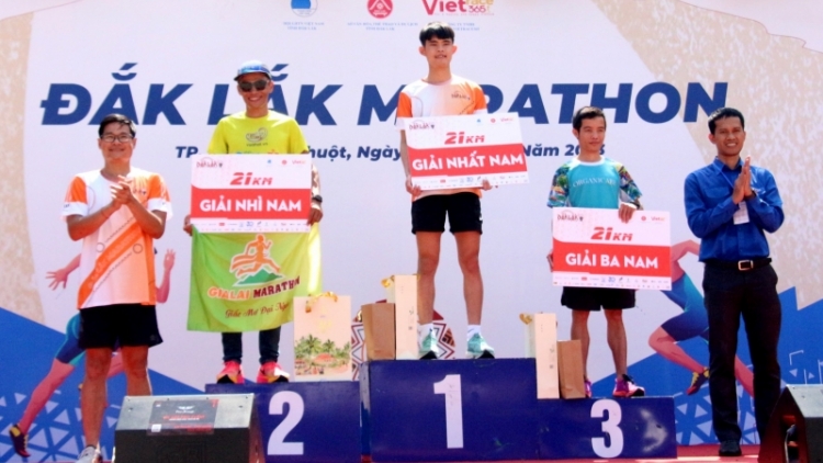 Bơi tât 2000 nŭih râng nau tâm rlong nchuăt ta Dak Lak Marathon năm 2023