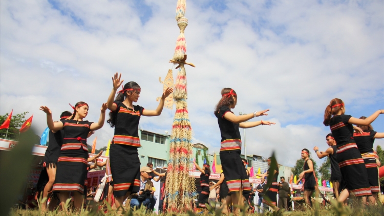 Bấc bh’rợ vêy ta bhrợ têng coh t’ngay bhiệc bhan Văn hoá Bh’noong chr’hoong Phước Sơn