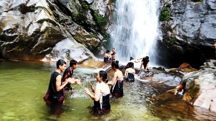 Pa căh du lịch lâng g’luh tr’thi “Crâng ca coong liêm pr’hay coh A Lưới”