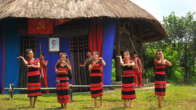 Pa căh j’niêng “Đơc đh’nơc tô Hồ” đhị “Đhr’nong đong za zưm”
