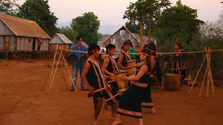 Bơnhàr kòn (Dạy con gái)