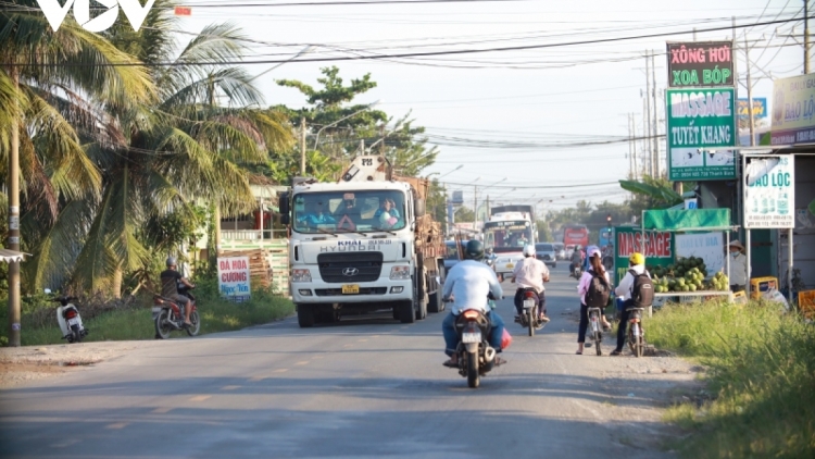 LONG AN : CAKROK KINH TẾ MẬU DỊCH DAOK DANG VEIK KAYUA JALAN ROYA  