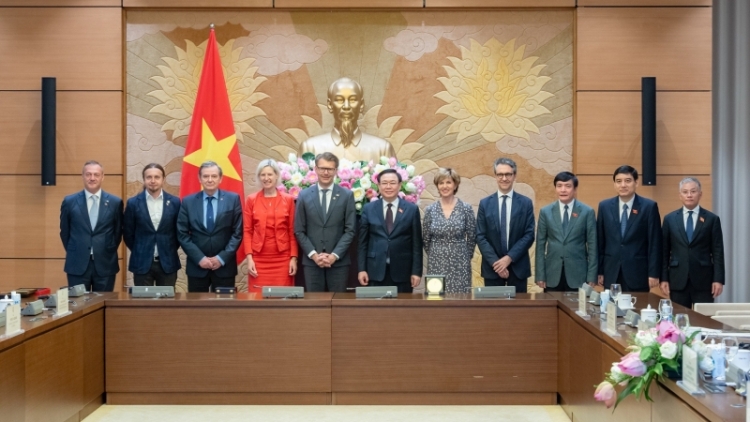 Kruanh Quốc hội lŏ vơt rmôt kan nghị sĩ ƀư nau tâm boh đah ăp dak Đông Nam Á ndrel ASEAN bah EP