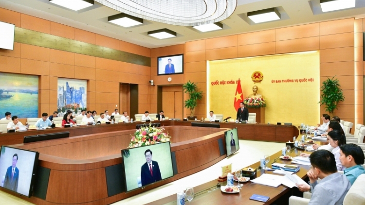 Kruanh Quốc hội Vương Đình Huệ leo rơh rƀŭn nchră mpeh nău kan nchrăp leo ƀư rơh rƀŭn nchră nghị sĩ mom.