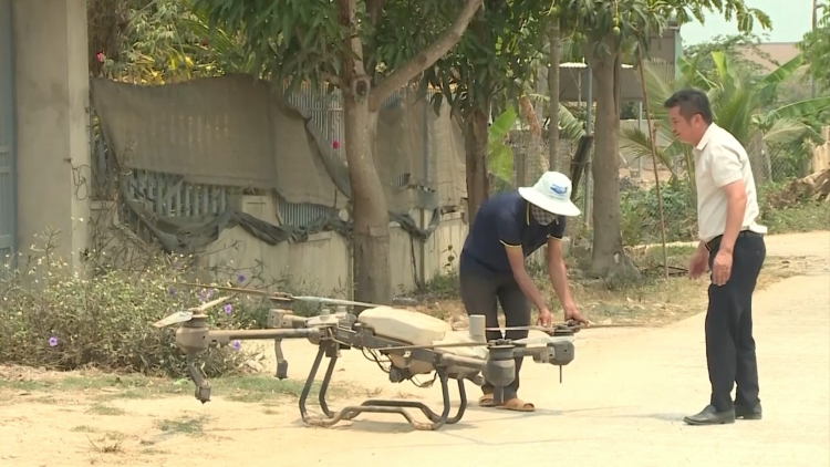 Mơnuih ngă hmua Dak Lak mă yua măi por hyu (Drone) pơgang phun pla