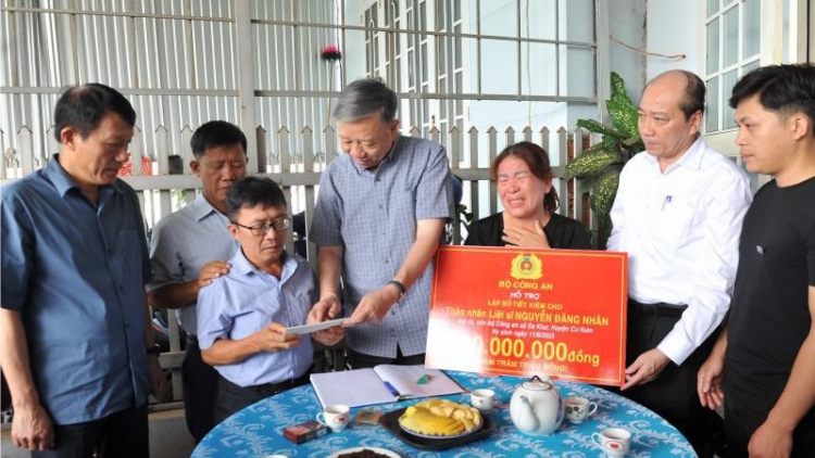 Khua ding jum Kông an ơi Tô Lâm nao čuă jơmư sang anŏ tơhan djai ƀơi tơring glông Čư̆ Kuin