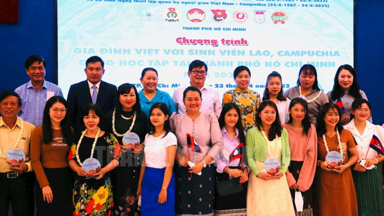 SINH VIEN LAO, CAMPUCHIA HAONG BAOH SANG VIET 