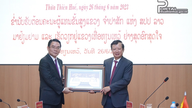 C’bhuh Đại biểu câp dal tỉnh Champasak k’tiêc k’ruung CHDCND Lào lum lâng bhrợ bhiêc đhị tỉnh Thừa Thiên Huế