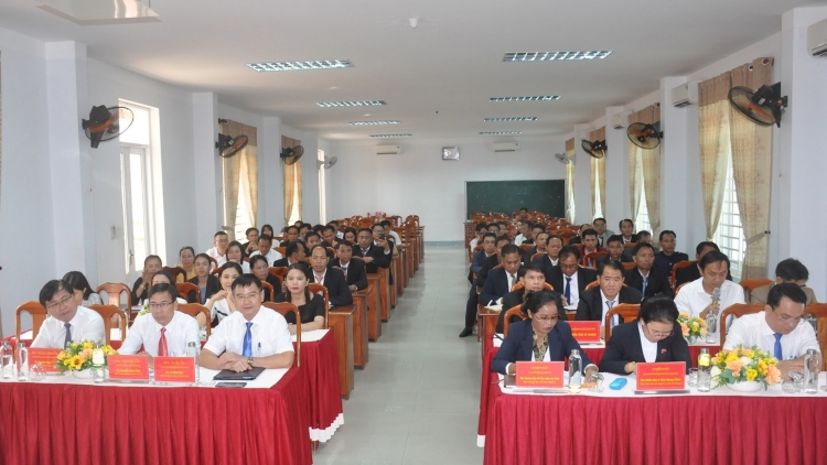 Tơợp bhrợ lớp trung cấp lý luận chính trị đoọng ha cán bộ bh’cộ, k’đhơợng lêy tỉnh Sê Kông (Lào)