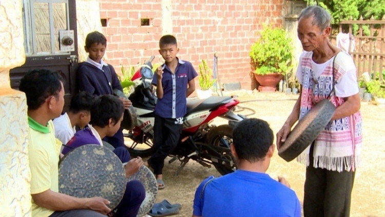 Nghệ nhân ưu tú K’Tiếu – ma nuyh zư pa dưr x’nưl chiing goong đoọng ha vel bhươl