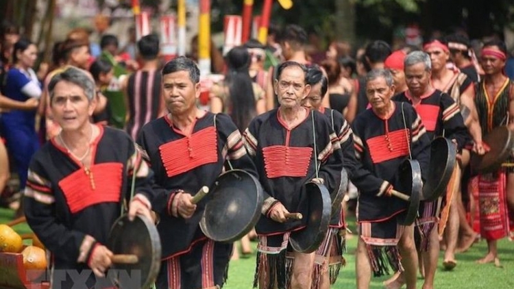 Bi tuôm ayŏng adei (Gặp mặt anh em)