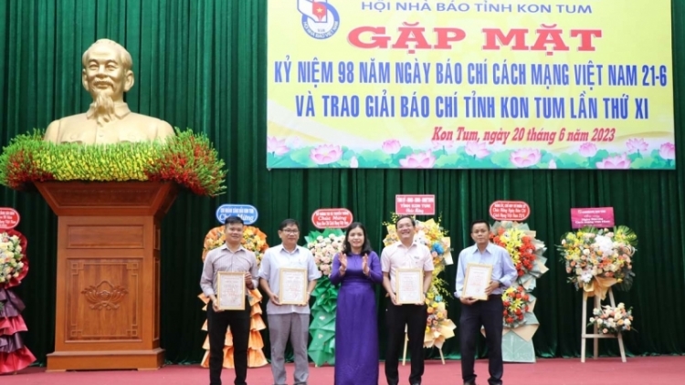 Kon Tum bi hdơr 98 thŭn hruê klei mrâo cách mạng Việt Nam 21/6 