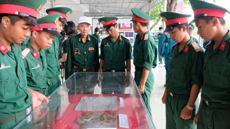 Quân khu V: Triển lãm “Chủ tịch Hồ Chí Minh lâng bh’rợ thi đua chăp kiêng k’tiếc k’ruung”
