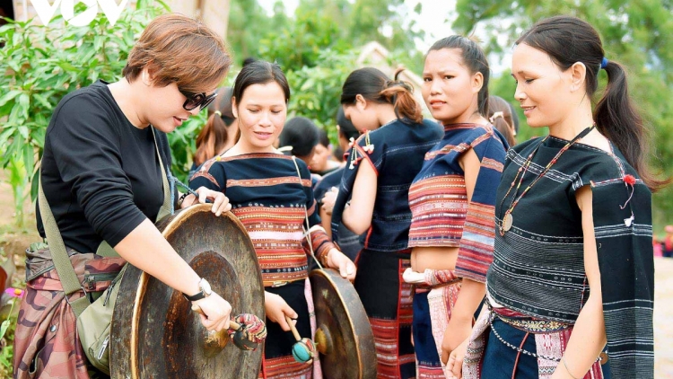 Jreng Jrong (Ca ngợi quê hương tươi đẹp)