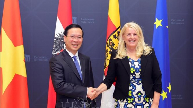 Pôa Võ Văn Thưởng Kăn xiâm hnê ngăn tơnêi têa trâm jâ Claudia Arpa, Kăn xiâm hnê ngăn Kuô̆k hô̆i râ má môi Áo