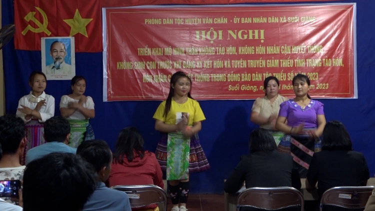 Tơnguh uă jơnau git wă bè broă lơh adăt boh lam ai làng bol kòn cau in