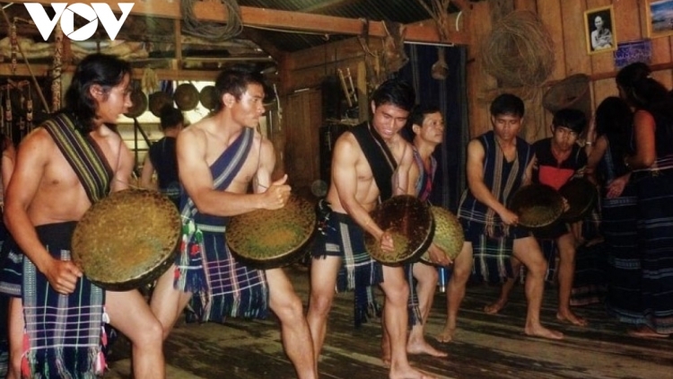 Ưn ngài Đảng sơñio gùng (Nhờ ơn Đảng chỉ lối)