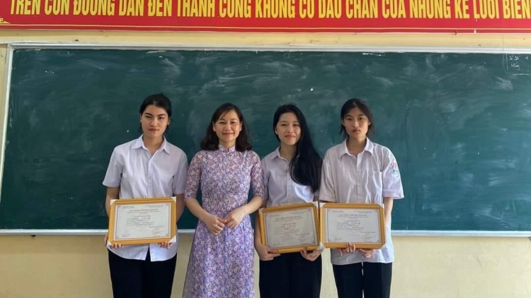 Anih tơm vei lăng pơtho pơhrăm roi tơbăt điểm pơlong tốt nghiệp THPT sơnăm 2023