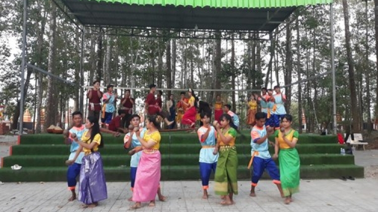 SARAK BANGSA DAONG KA RAIDIUK URANG KHMER YAM TAGOK