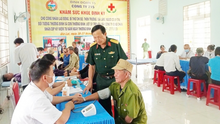 Công ty 715 (Binh đoàn 15) khám nau ji ân nŭih geh dơi kơl tâm ăp xã n’har bri bah n’gor Gia Lai