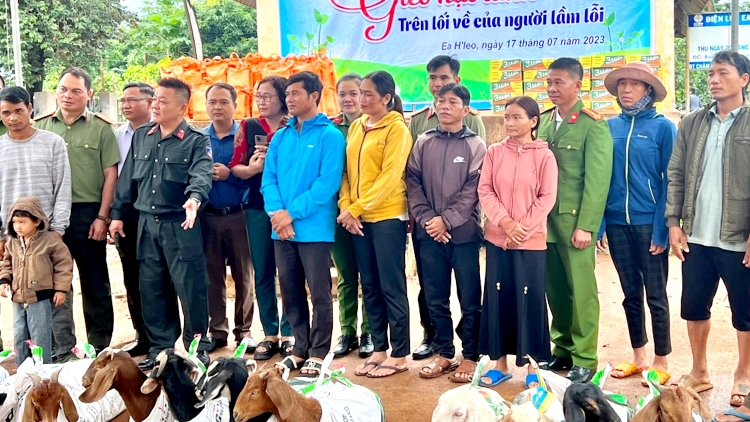 Càr Dăk Lăk: Kwang àng kơnhoàl Ea H’leo “3 lòt bal” mờ làng bol tiah sar lơgar ngài 