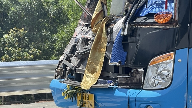 Xe âng đơơng ta mooi lưm bhrêy tắh truíh c’lâng lướt đấh Nha Trang – Cam Lâm, 2 cha nặc chêết, bấc ngai bhrêy tắh